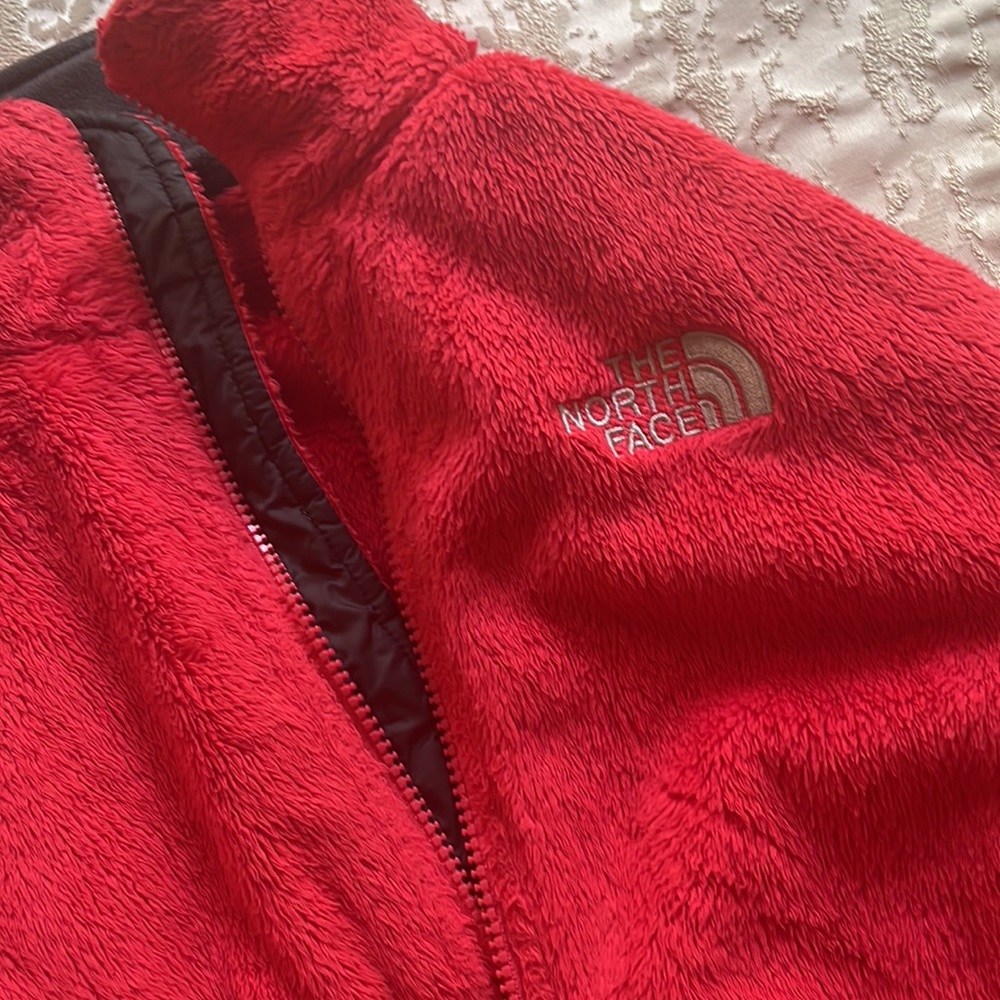 Red north face womens fuzzy jacket - Picture 2 of 2